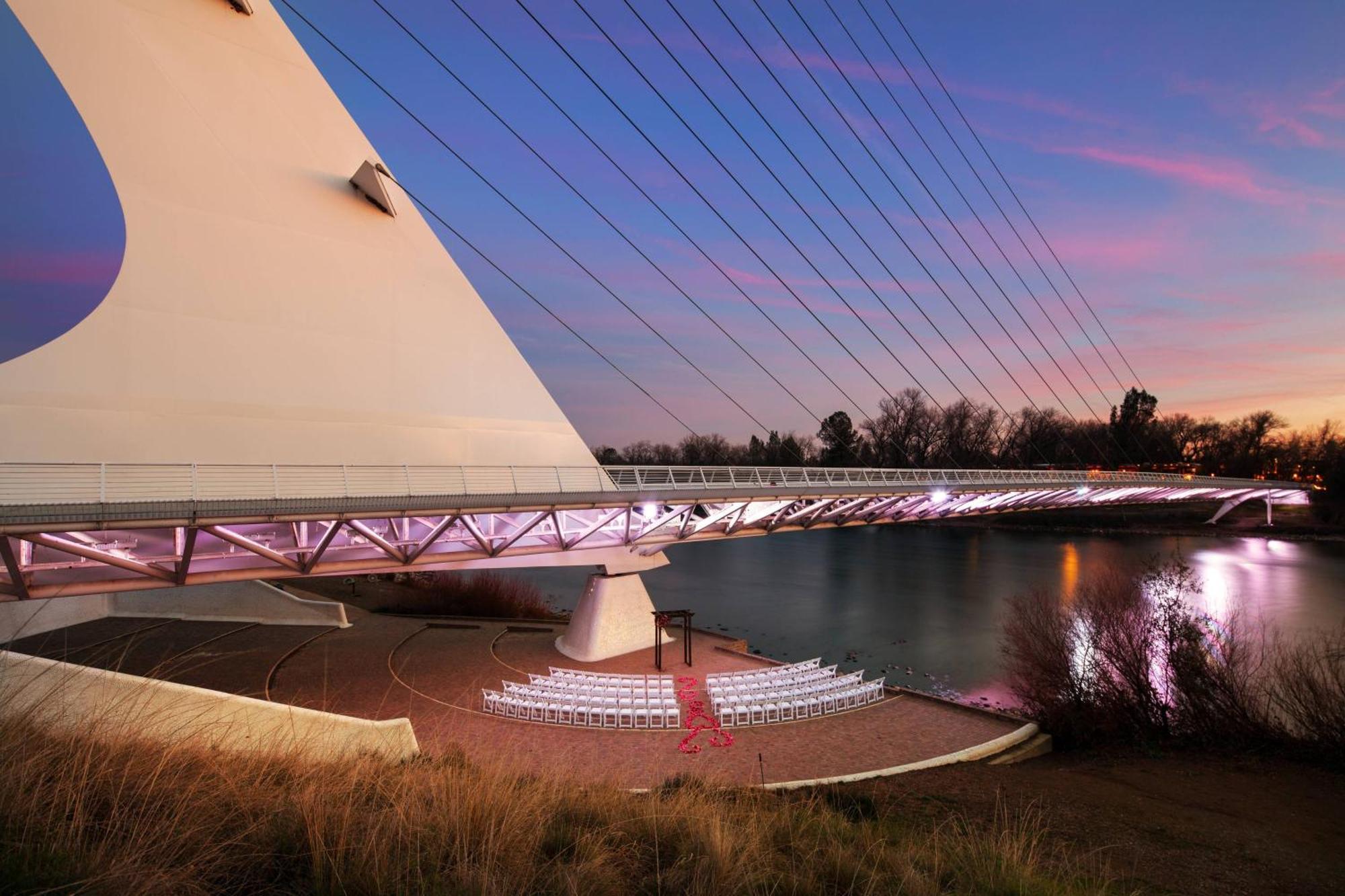 Sheraton Redding Hotel At The Sundial Bridge Exterior photo