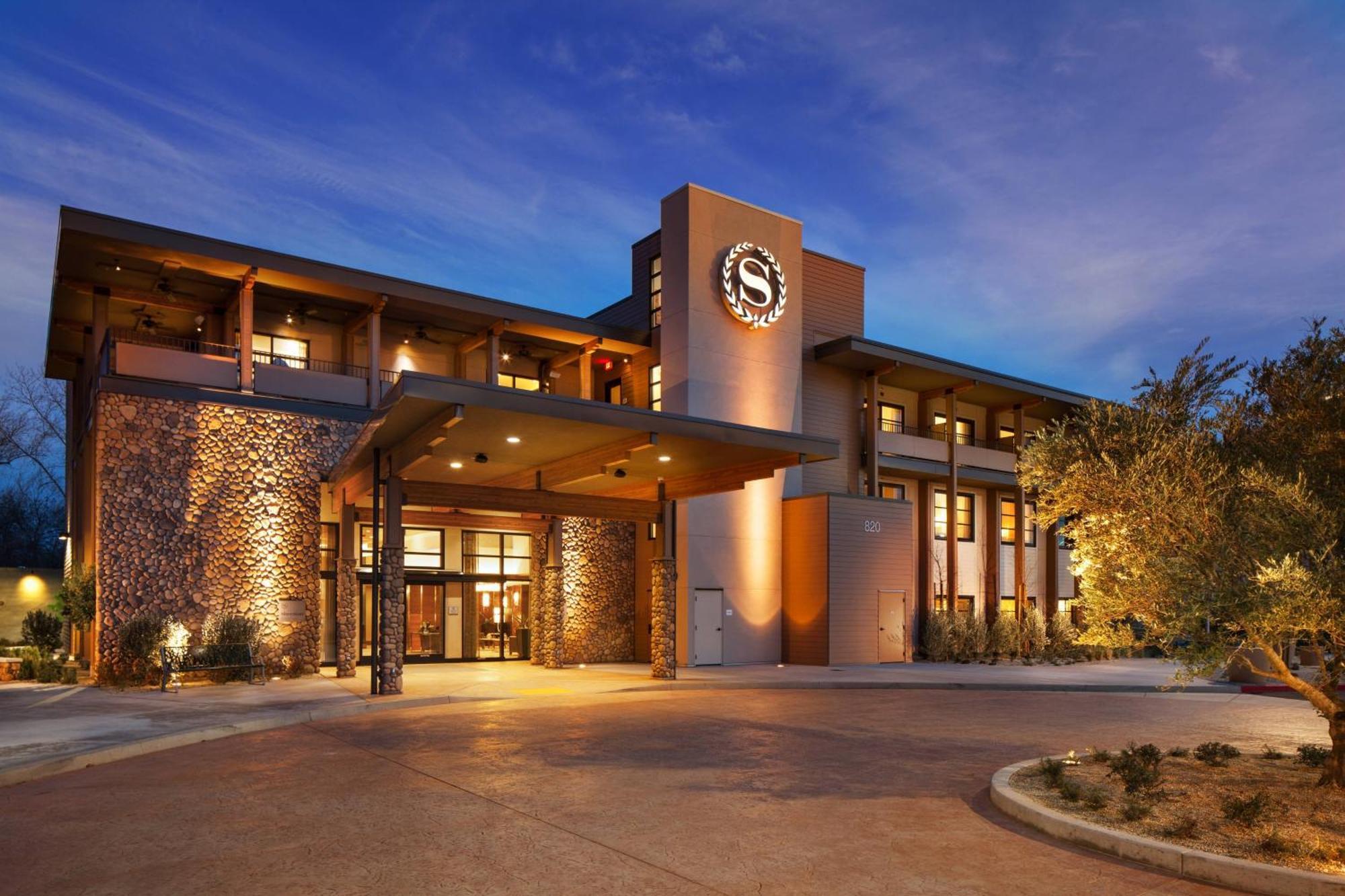 Sheraton Redding Hotel At The Sundial Bridge Exterior photo
